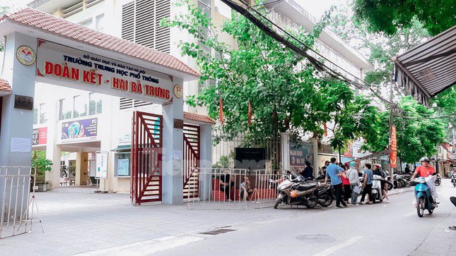 Phụ huynh đội nắng ngóng thông tin tuyển nguyện vọng &#39;tràn&#39; lớp 10 - 1