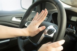 Tư vấn - Bấm tín hiệu còi xe liên tục sẽ bị phạt nặng?