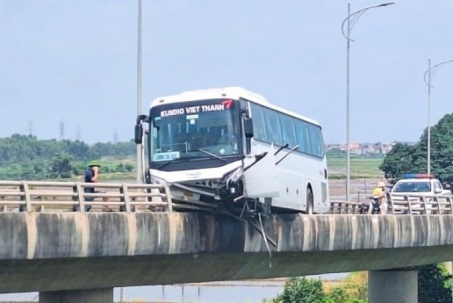 Ô tô 45 chỗ mất lái, lơ lửng trên thành cầu Bình Than