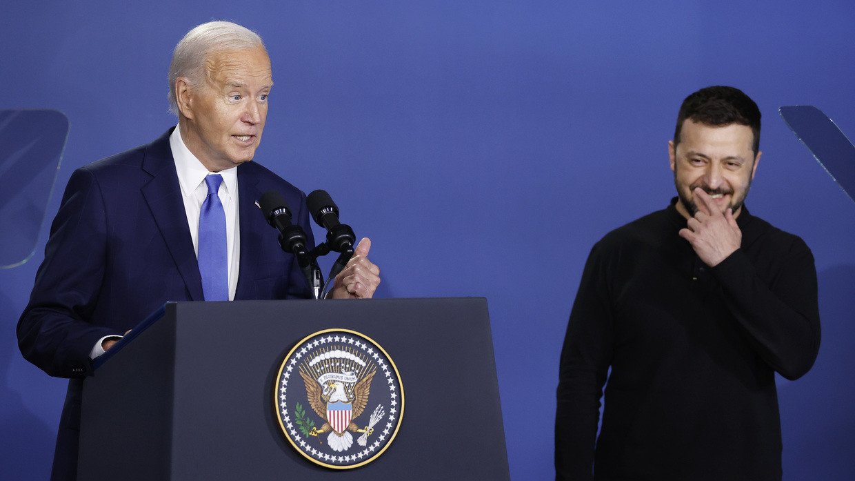 Tổng thống Mỹ Joe Biden phát biểu tại một sự kiện của NATO trong khi ông Zelensky đứng bên cạnh.