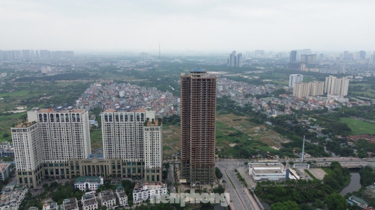 Dự án tòa nhà hỗn hợp dịch vụ thương mại và nhà ở (tên thương mại QMS Top Tower) tại ngã 3 đường Tố Hữu giao Vũ Trọng Khánh (quận Hà Đông, Hà Nội) do Công ty Cổ phần Trường học Quang Minh làm chủ đầu tư.