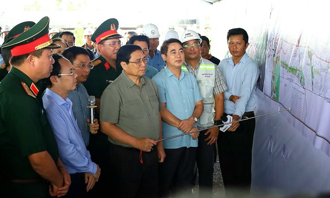 Thủ tướng Phạm Minh Chính kiểm tra cao tốc Cần Thơ - Cà Mau, đoạn qua Hậu Giang, chiều 12/7. Ảnh: An Bình