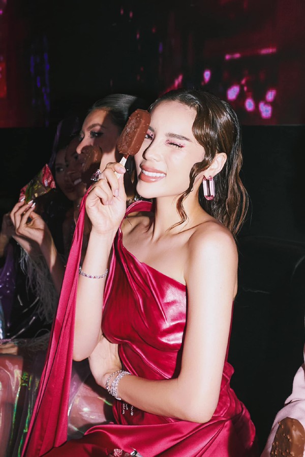 Việc chăm sóc da của Kỳ Duyên thực chất cũng khá cầu kỳ, Hoa hậu Kỳ Duyên có 6 bước chăm sóc. Cụ thể: Bước đầu tiên trong tiến trình chăm da của Kỳ Duyên chính là tẩy trang, rửa mặt mỗi buổi sáng và tối. Cô nàng chia sẻ, bản thân thường sử dụng máy rửa mặt để loại sạch các bụi bẩn trên da theo hướng từ dưới lên trên, từ trong ra ngoài và nhất là những chỗ dễ nổi mụn như 2 bên cánh mũi, dưới cằm, vùng trán…