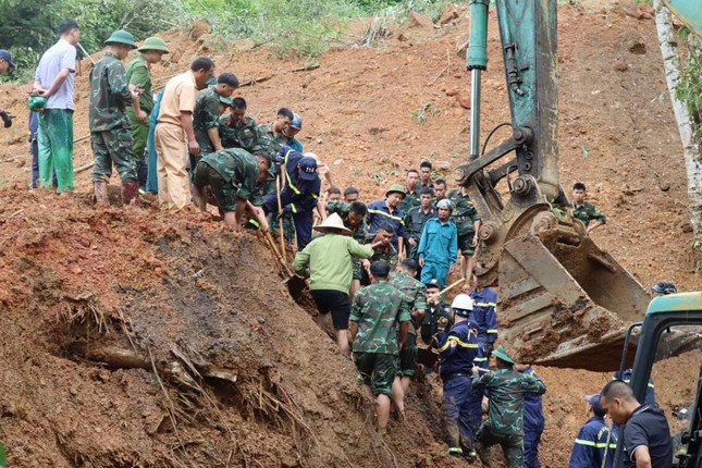 Sống sót thần kỳ sau thảm kịch sạt lở: Người đàn ông kể lại phút kinh hoàng