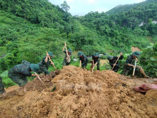 Cập nhật đau thương: 12 người tử vong trong vụ lở đất vùi lấp xe khách ở Hà Giang