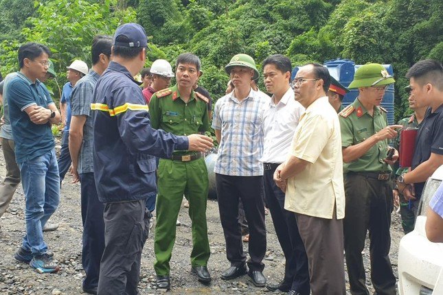 Đại tá Lê Anh Hưng – Phó Giám đốc Công an tỉnh Lai Châu trực tiếp đến hiện trường chỉ đạo. Ảnh: CACC.