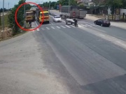 Ô tô - Clip: Thót tim tài xế ô tô tải đánh lái xuống ruộng tránh các xe chờ đèn đỏ