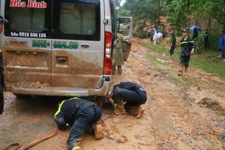 Thảm kịch sạt lở ở Hà Giang: 12 người tử vong, trong đó có 3 người giúp đỡ xe khách