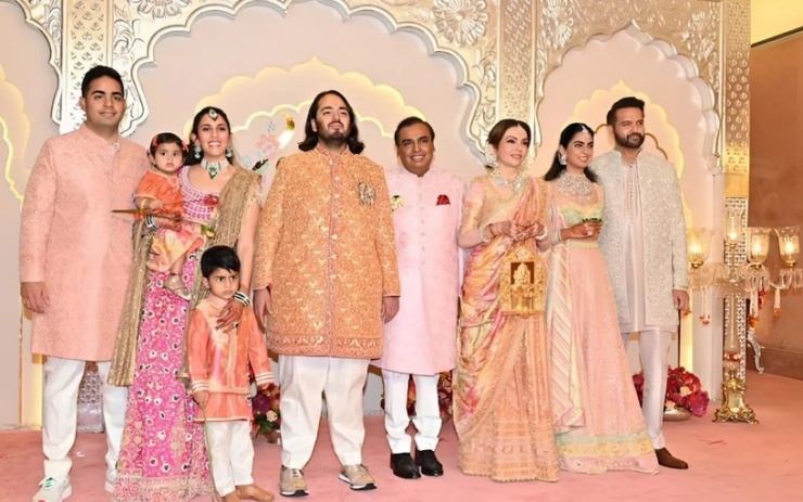 Gia đình tỷ phú giàu nhất châu Á Ambani trong đám cưới con trai út Anant Ambani. Ảnh: Hindustan