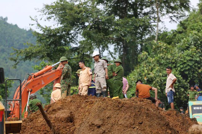 Trận chiến cam go với tử thần: Hành trình phá vỡ đất đá tìm kiếm nạn nhân vụ sạt lở kinh hoàng