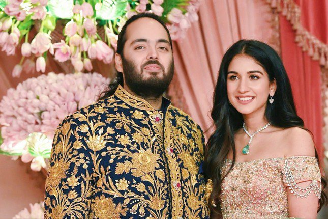 Anant Ambani (trái) và vị hôn thê Radhika Merchant trong đám cưới xa hoa ở Ấn Độ. Ảnh: Getty.