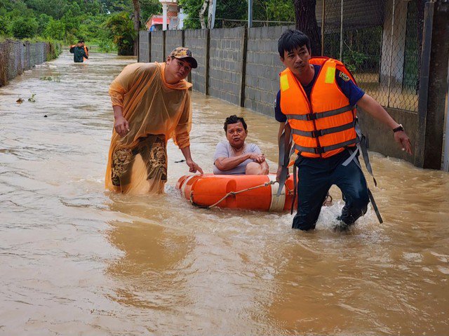 Lực lượng cứu hộ quần quật trong mưa lũ ở Phú Quốc, sơ tán và cứu giúp người dân