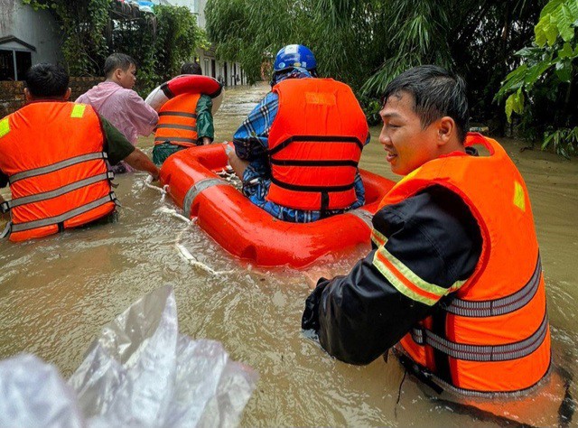 Lực lượng cứu hộ quần quật trong mưa lũ ở Phú Quốc, sơ tán và cứu giúp người dân