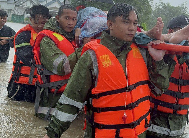 Lực lượng cứu hộ quần quật trong mưa lũ ở Phú Quốc, sơ tán và cứu giúp người dân