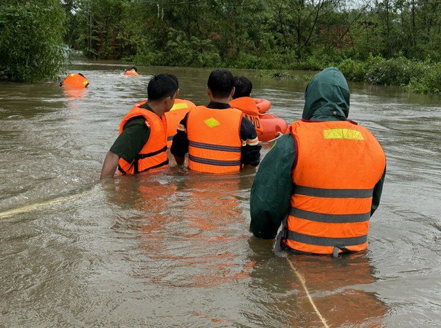 Lũ quét hoành hành Phú Quốc: Quân đội, Công an túc trực cứu hộ người dân