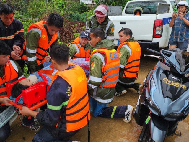 Lực lượng cứu hộ quần quật trong mưa lũ ở Phú Quốc, sơ tán và cứu giúp người dân