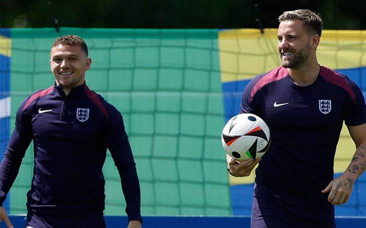 Kieran Trippier (trái) dự kiến&nbsp;đá chính, nhưng Luke Shaw (phải) sẽ được vào sân ở hiệp 2