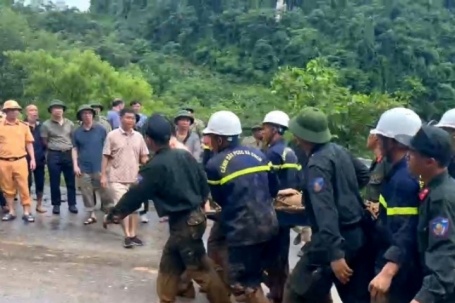 Thảm kịch sạt lở ở Hà Giang: 12 người tử vong, trong đó có 3 người giúp đỡ xe khách