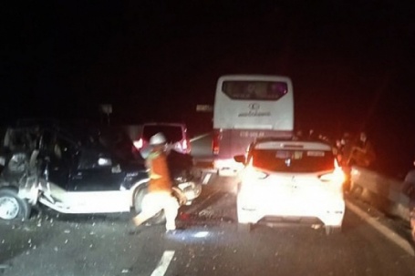 Ôtô khách tông xe 7 chỗ trên cao tốc Trung Lương, ba người chết