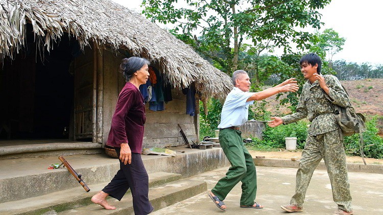 Có anh Linh về sống cùng, ông bà có thêm người đỡ đần, ngôi nhà trở nên ấm cúng, vui vẻ hơn bao giờ hết.