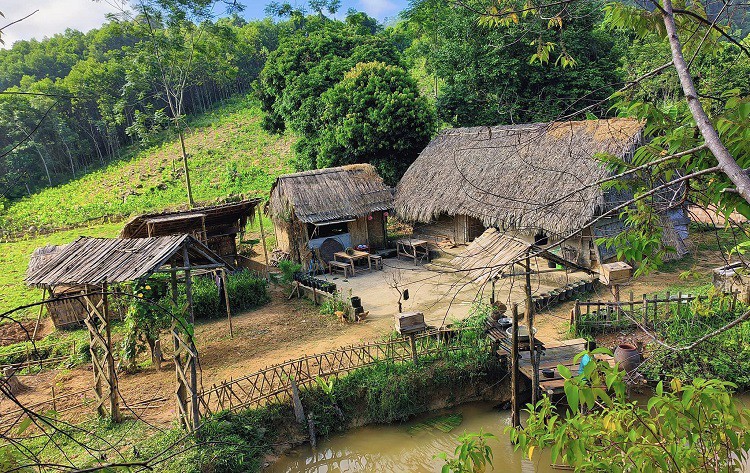 Ngôi nhà đơn sơ, mộc mạc và bình yên của ông bà ở bìa rừng được anh Linh sửa sang sau khi về.