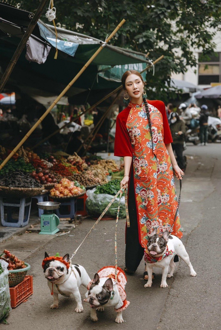 Huyền Trang ngưỡng mộ bà ngoại, người
phụ nữ phi thường đã một mình nuôi dạy 5 người con gái. "Bà luôn
mạnh mẽ, hy sinh thầm lặng vì gia đình và là tấm gương giúp tôi trở
nên bản lĩnh, truyền cảm hứng cho mọi người xung quanh", cô
nói.