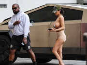 Thời trang - Vợ Kanye West mặc áo bikini siêu nhỏ đi chơi phố