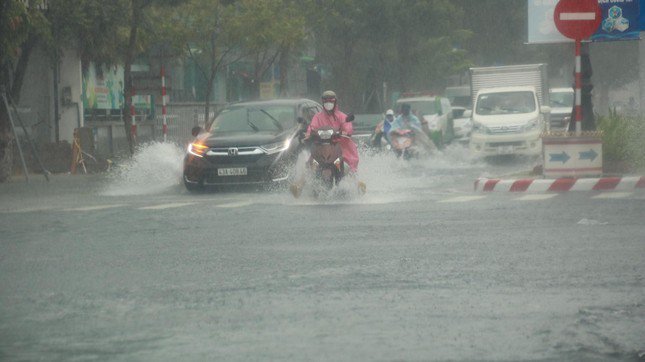 Áp thấp nhiệt đới áp sát miền Trung, gây mưa lớn kéo dài, nguy cơ ngập úng, lũ quét