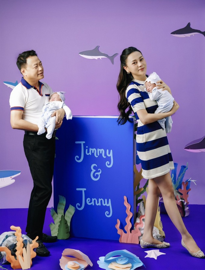 Vợ chồng Shark Bình - Phương Oanh trong bộ ảnh mừng đầy tháng cặp song sinh Jimmy - Jenny. Ảnh: NVCC