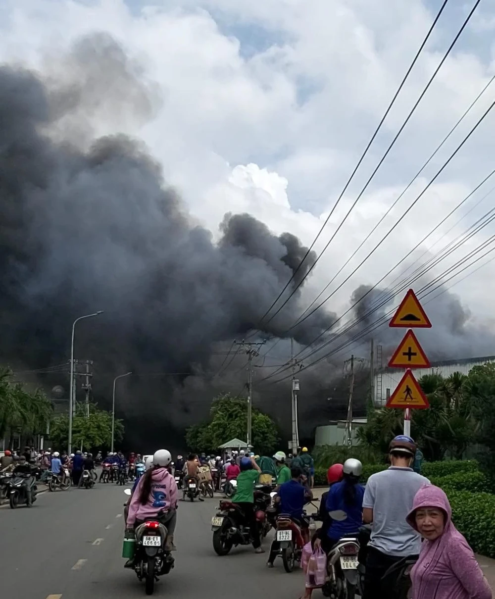 Cháy lớn tại công ty sản xuất nội thất ở Bình Dương