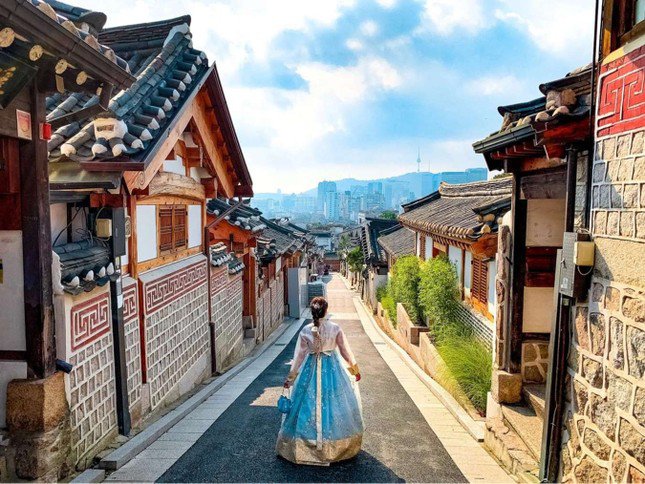 Làng Bukchon Hanok là nơi du khách thường đến để chụp ảnh "sống ảo". Ảnh: Simply Angella.