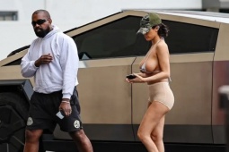 Vợ Kanye West mặc áo bikini siêu nhỏ đi chơi phố