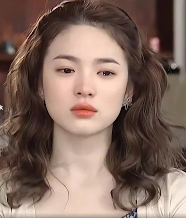 Song Hye Kyo duy trì hình tượng dễ mến với khán giả. Ngoại trừ scandal trốn thuế, được giải thích là do sai sót của bộ phận kế toán, Song Hye Kyo không có lùm xùm nào.