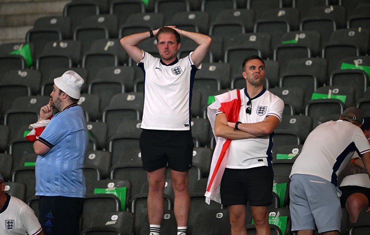Ngược lại, các CĐV Anh có mặt trên khán đài sân Olympiastadion không giấu được sự buồn bã khi chứng kiến đội nhà tiếp tục lỡ hẹn với chiếc cúp EURO. Cách đây 3 năm, “Tam sư” để thua Italia cũng trong trận chung kết EURO ngay tại Wembley.