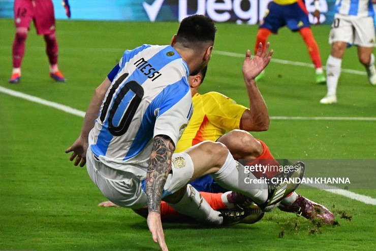 Messi gặp vấn đề ngay trong hiệp một khi anh đau đớn nằm sân ở phút 37. Sau đó "El Pulga" vẫn thi đấu và bị nghi ngờ đã có tình huống giả vờ đau.