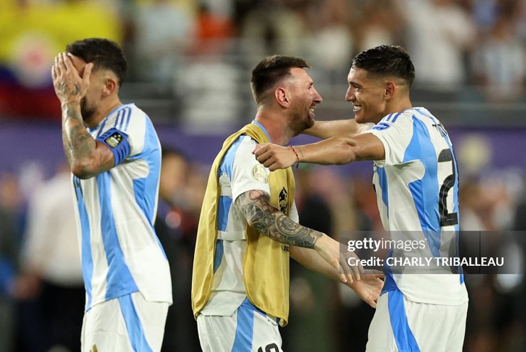 Messi và các đồng đội vỡ òa cảm xúc sau khi trận đấu khép lại