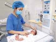 Sức khỏe đời sống - Cứu sống bé sơ sinh bị bỏ rơi với hàng trăm con giòi bò khắp cơ thể