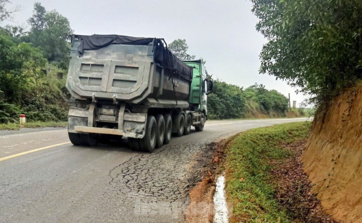 Tuyến đường hàng chục tỷ đồng tại Hà Tĩnh xuống cấp nghiêm trọng do xe tải trọng lớn