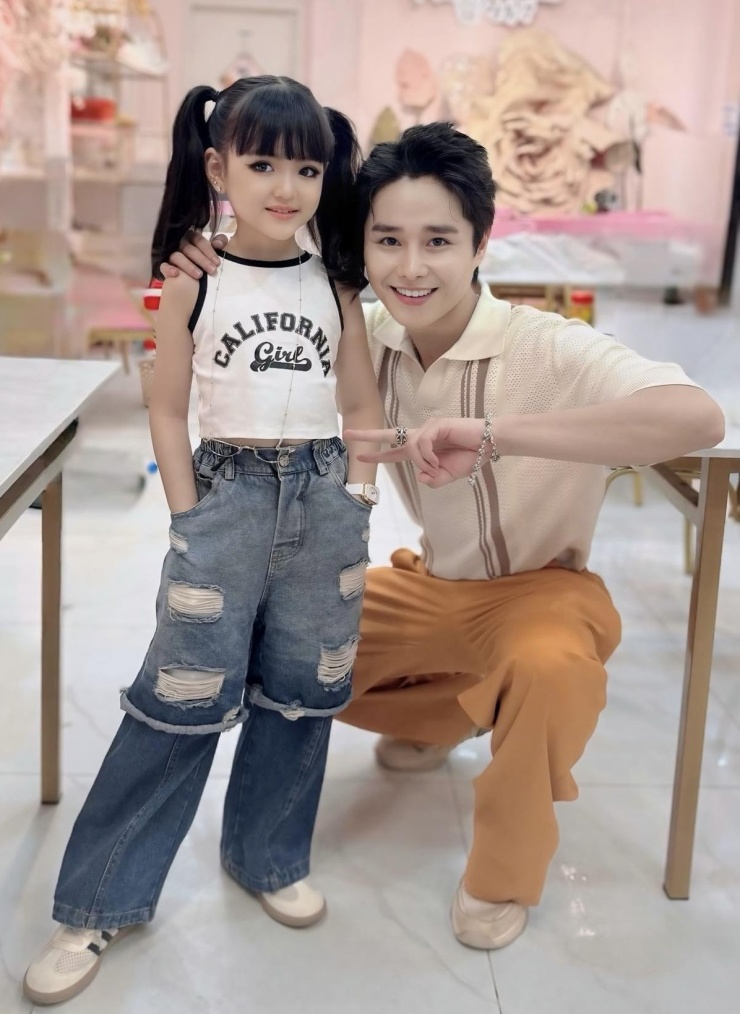 Tăng Duy Tân công khai con gái nuôi 7 tuổi.