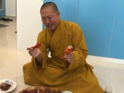 Pháp luật - Người tự xưng 'Thích Tâm Phúc' giao nộp giấy chứng nhận tăng ni, bằng tiến sĩ luật giả