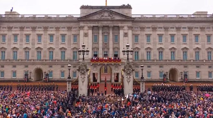 Ban công nổi tiếng nhất nước Anh nằm ở điện Buckingham, nơi hoàng gia Anh xuất hiện và vẫy tay chào đám đông trong các dịp trọng đại. Ảnh: Royal Family