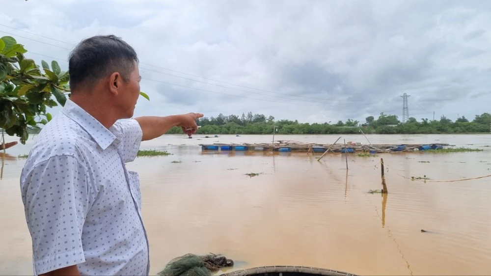 Ông Phan Văn Sỹ kể lại sự việc nước ở thượng nguồn đổ về khiến cá nuôi lồng chết hàng loạt. Ảnh: ND