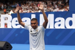 Bóng đá - Lễ ra mắt Mbappe ở Real Madrid: Siêu sao hôn lên logo &quot;Kền kền trắng&quot;