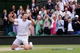 Thể thao - Nhân viên sân bay nghỉ việc chơi tennis, trở thành nhà vô địch Wimbledon