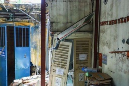 Xuất hiện 'hố tử thần' kéo đổ tường nhà, mái tôn ngay ngõ nhỏ trung tâm Hà Nội