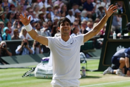 Alcaraz bảo vệ thành công danh hiệu Wimbledon: Vượt "BIG 3" ở tuổi 21
