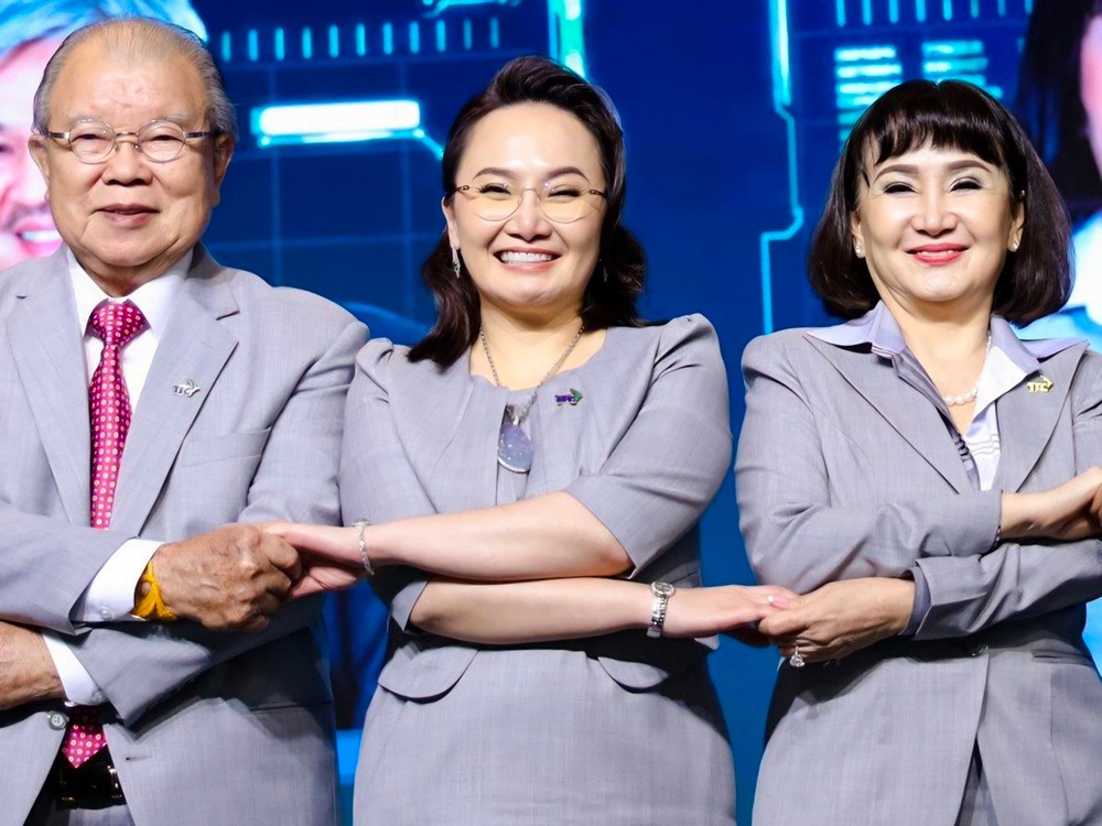 Giáo sư Tiến sĩ Võ Tòng Xuân – TV HĐQT TTC AgriS (trái) đánh giá cao tầm nhìn giao thoa hai thế hệ lãnh đạo là bà Huỳnh Bích Ngọc - Cố vấn cấp cao (phải) và bà Đặng Huỳnh Ức My – Chủ tịch TTC AgriS (giữa), dưới một mục tiêu chung phát triển nông nghiệp bền vững