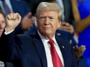 Thế giới - Ông Trump xuất hiện lần đầu sau vụ ám sát hụt: Băng trắng trên tai, giơ nắm đấm