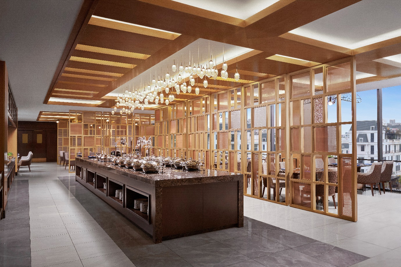 Thưởng thức các món ăn quốc tế hấp dẫn tại nhà hàng Harbor (tầng 4).