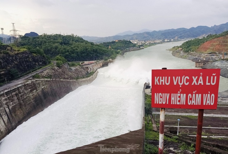 Thách thức nguy hiểm: Dân bất chấp dòng chảy mạnh ở Thủy điện Hòa Bình để đi tắm